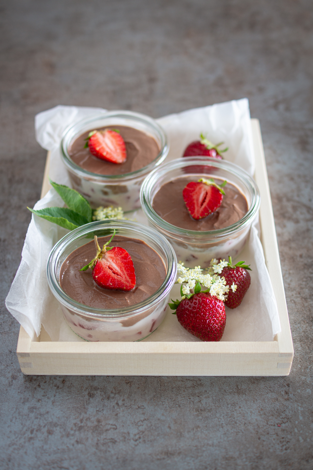 Sommerliches Schichtdessert mit Erdbeeren | Werbung - LieberBacken