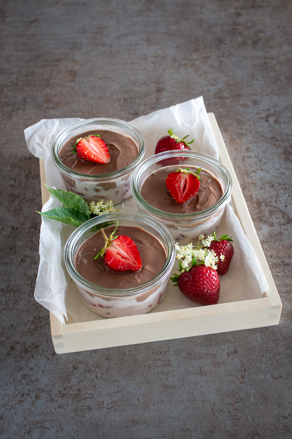 Einfaches Schoko-Schichtdessert mit Erdbeeren