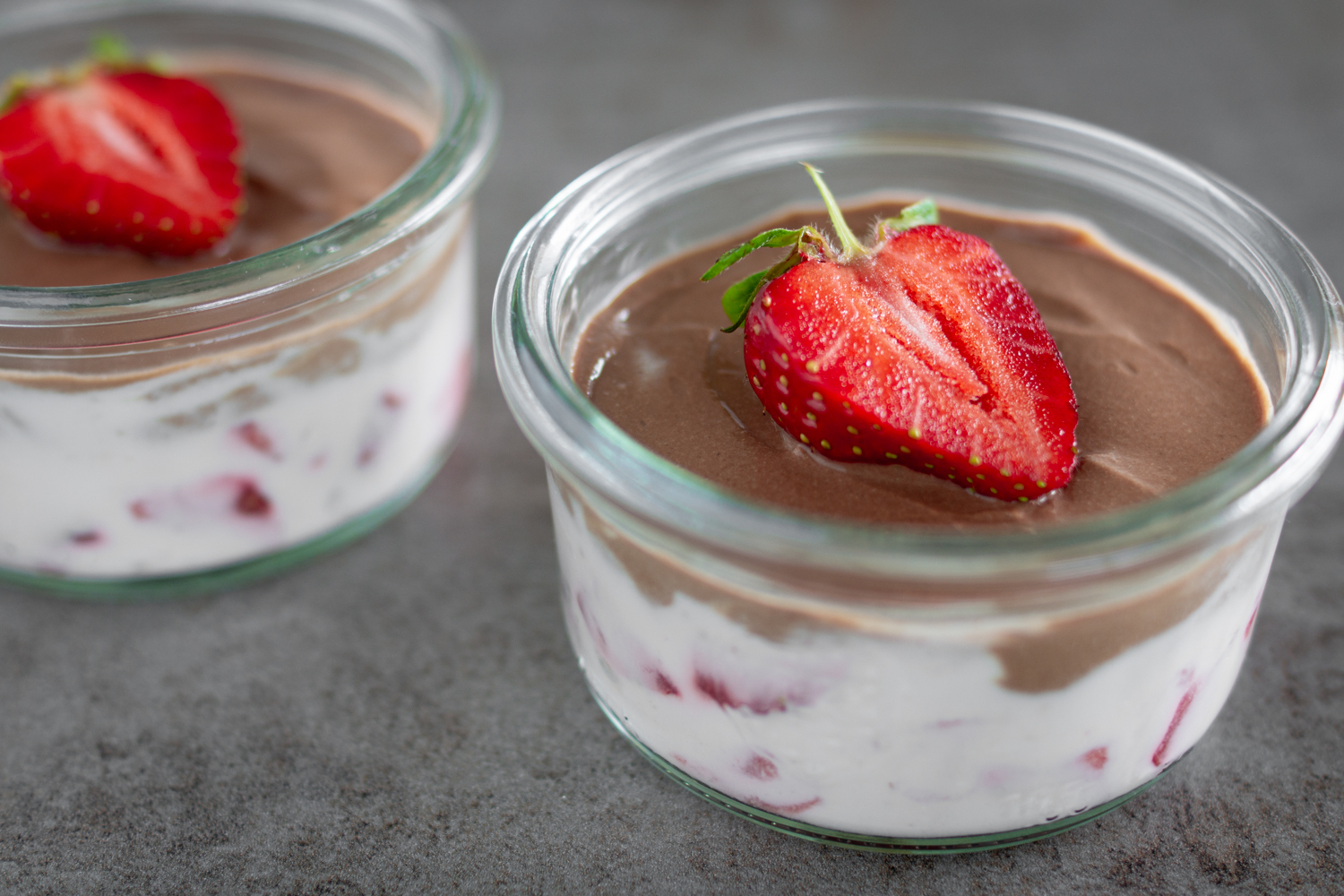 Erdbeer-Schoko-Schichtdessert im Glas