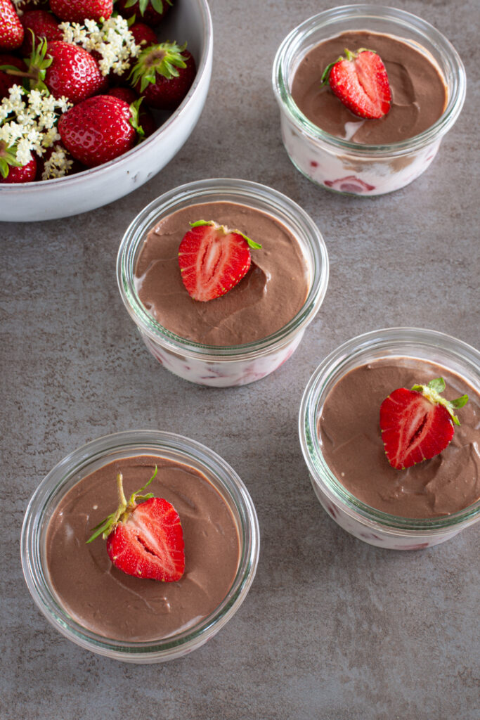 Sommerliches Schichtdessert mit Erdbeeren | Werbung - LieberBacken