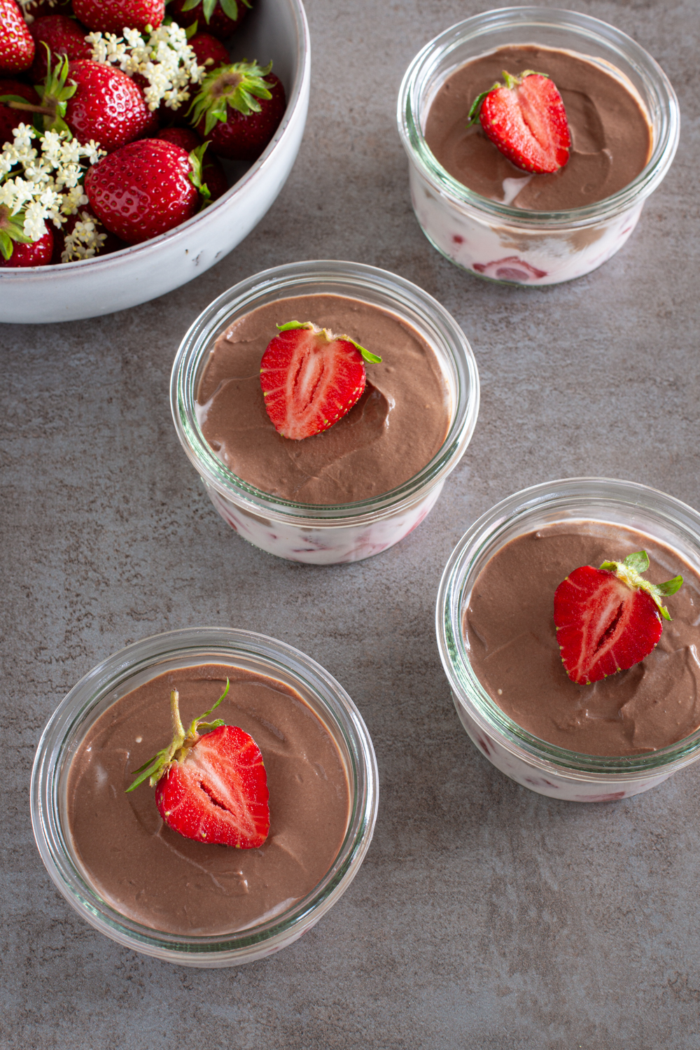 Gläschendessert mit Erdbeeren und Schokolade