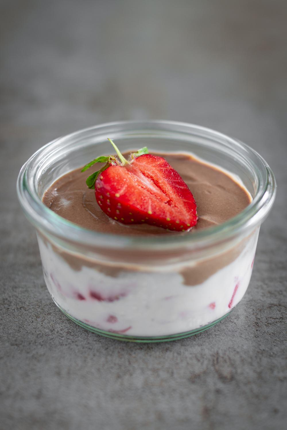 Schichtdessert mit Erdbeeren und Schokolade