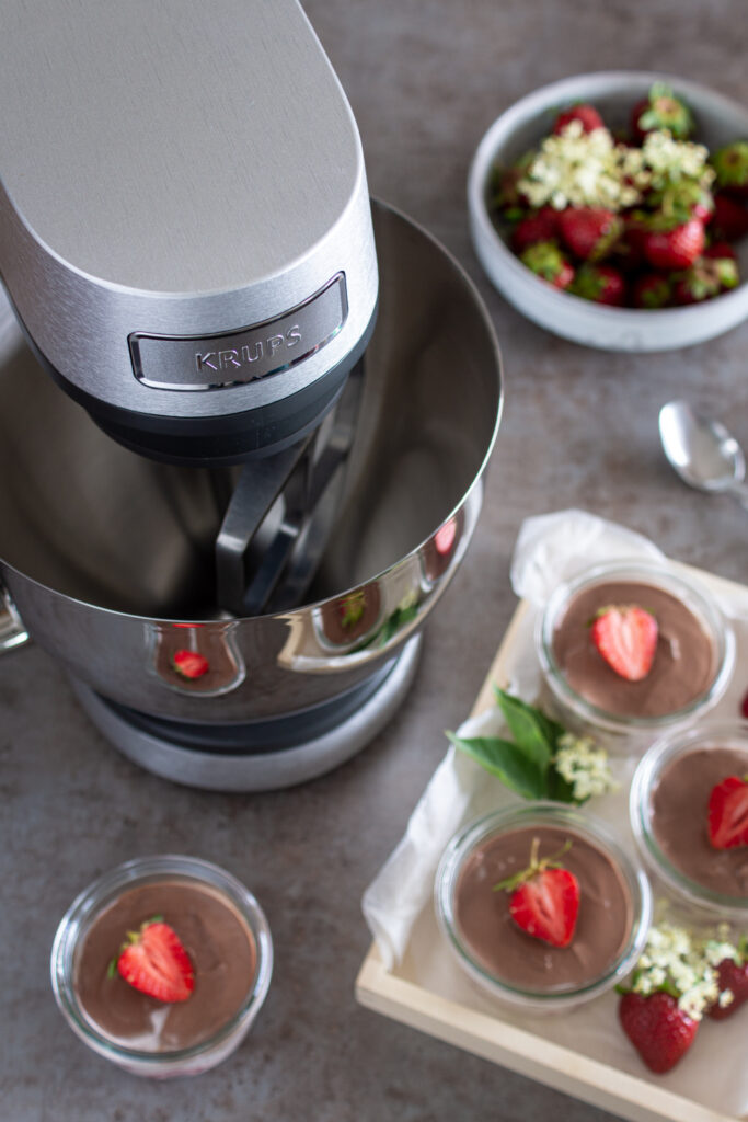 Sommerliches Schichtdessert mit Erdbeeren | Werbung - LieberBacken