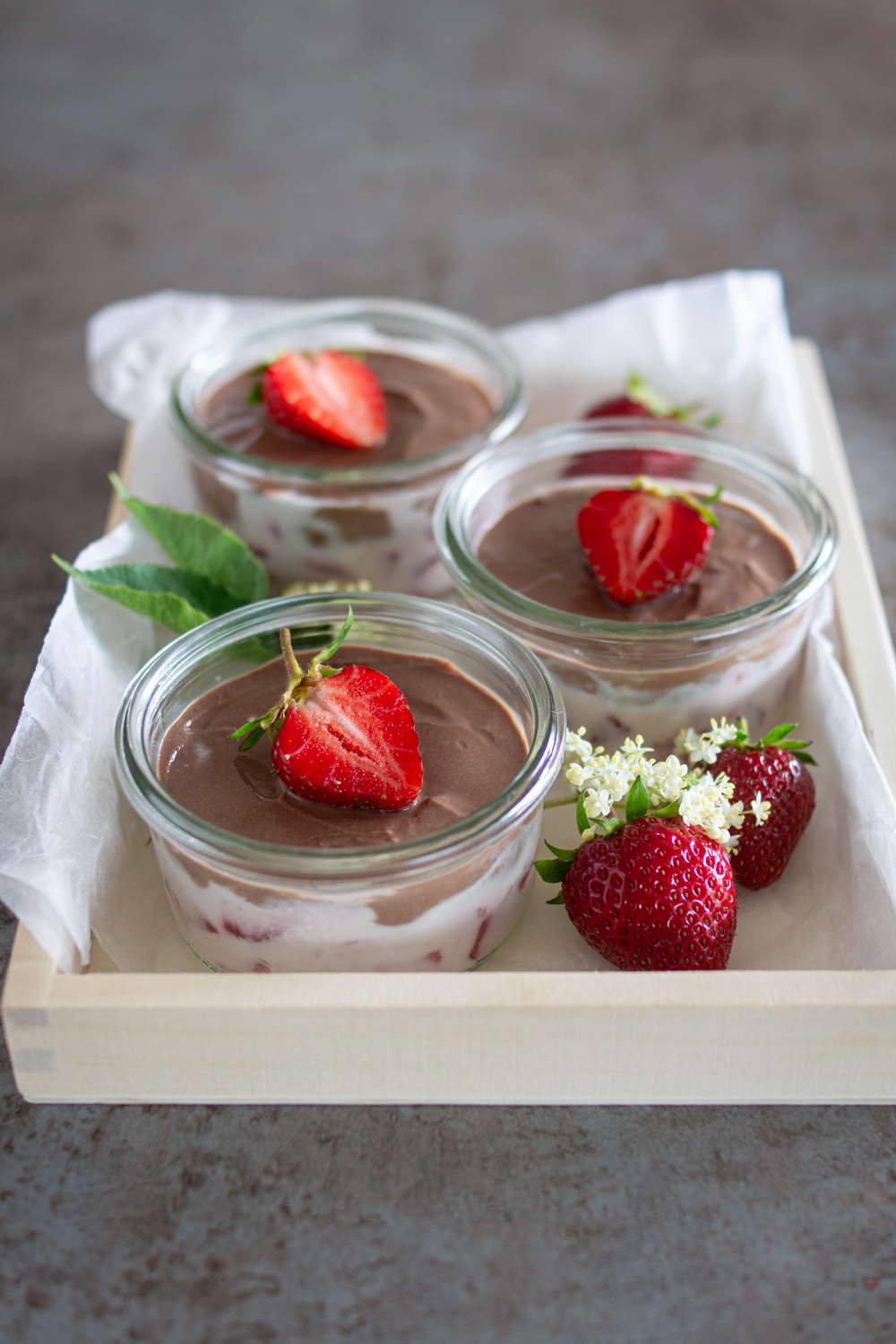 Sommerliches Erdbeer-Schichtdessert mit Schokolade