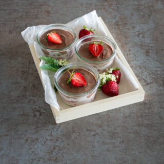 Sommerliches Schichtdessert mit Erdbeeren und Schoko
