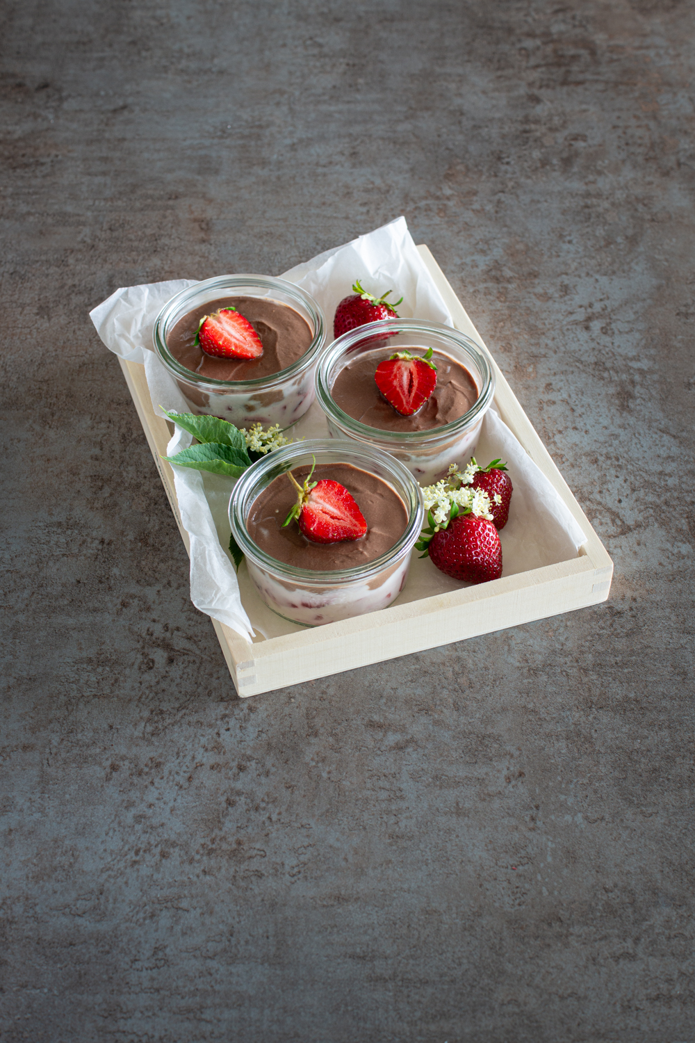 Sommerliches Schichtdessert mit Erdbeeren und Schoko