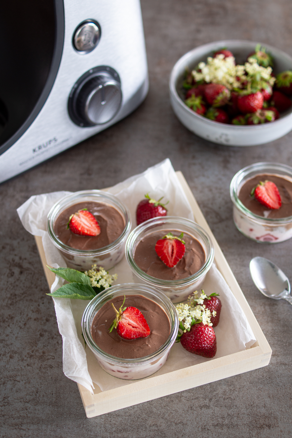 Sommerliches Schichtdessert mit Erdbeeren