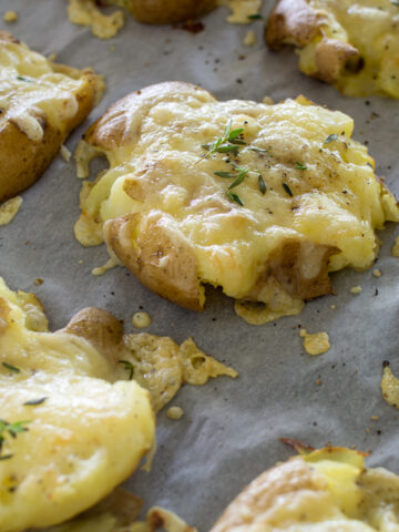 Einfaches Rezept für Quetschkartoffeln mit Käse