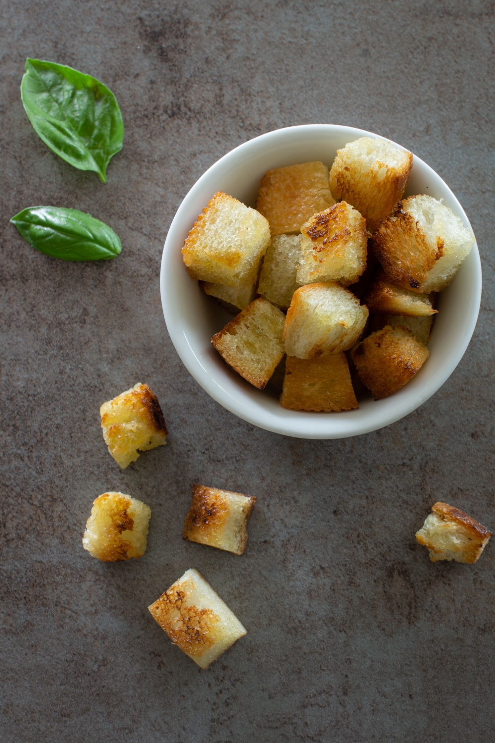 Brotwürfel knusprig anbraten - So gelingen Croutons!