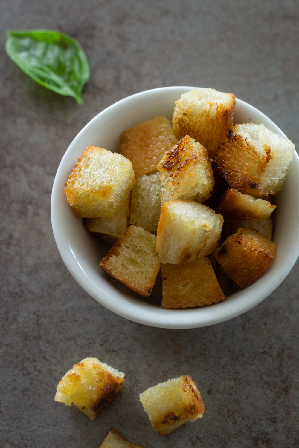 Knusprige Croutons selber machen - LieberBacken