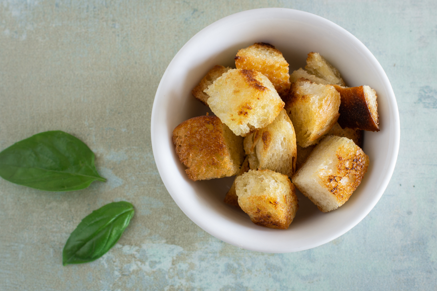 Croutons selber machen - Brotwürfel knusprig anbraten