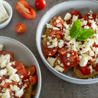 Vegetarische Hautspeisen mit Tomaten: Dakos