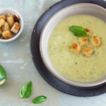 Zucchinisuppe mit Croutons