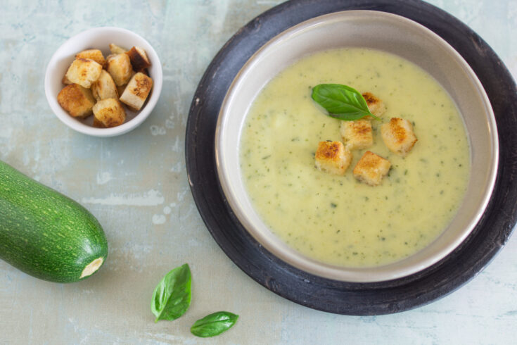 Zucchinisuppe mit Croutons