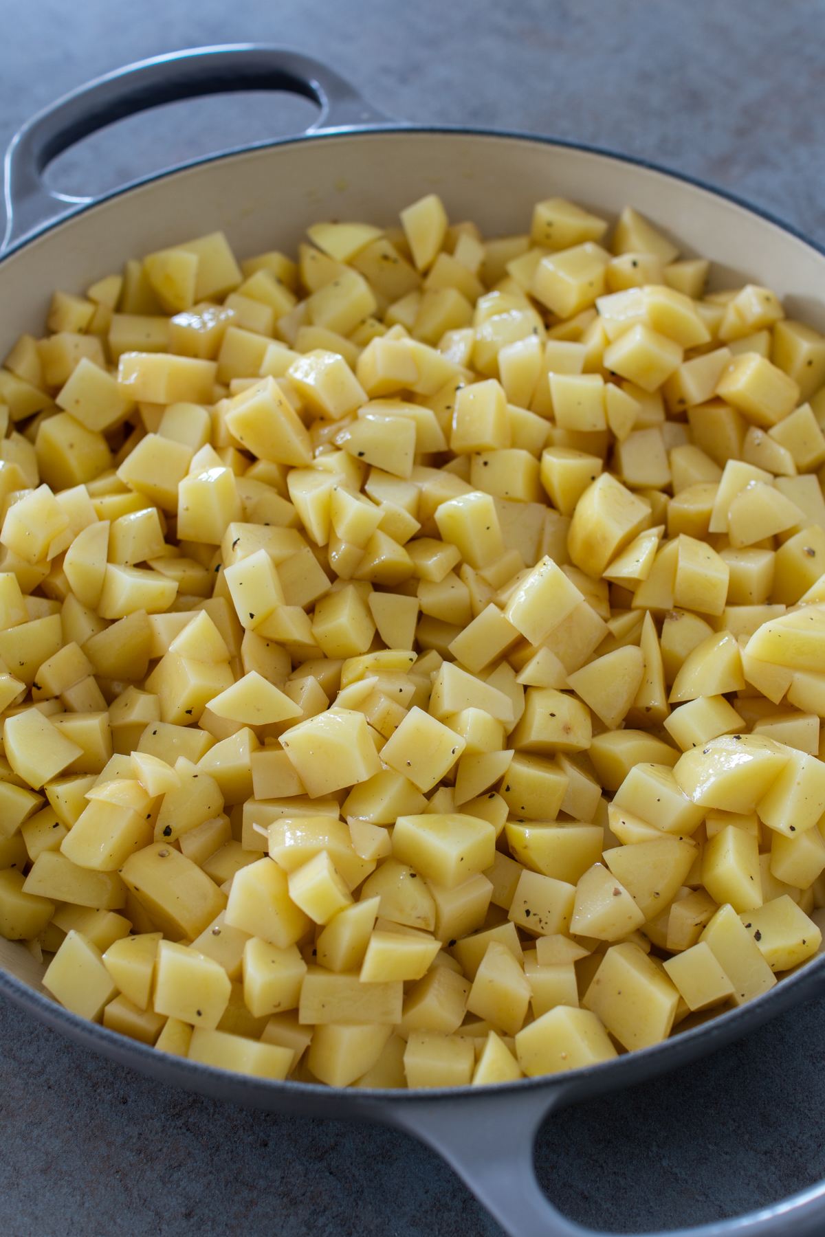 Kartoffeln in Würfel schneiden - Kartoffeln als Beilage