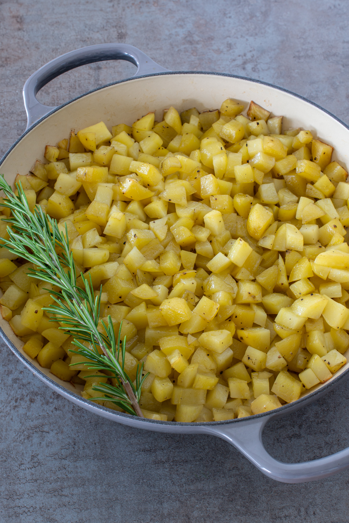 Klein geschnittene Kartoffeln aus dem Bräter