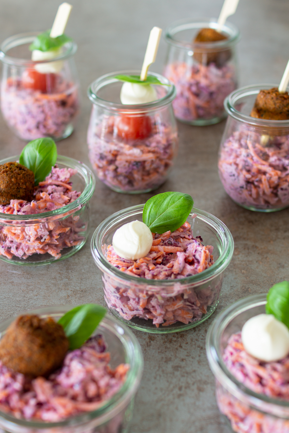 Cole Slaw Salat Partygläschen mit Rotkohl