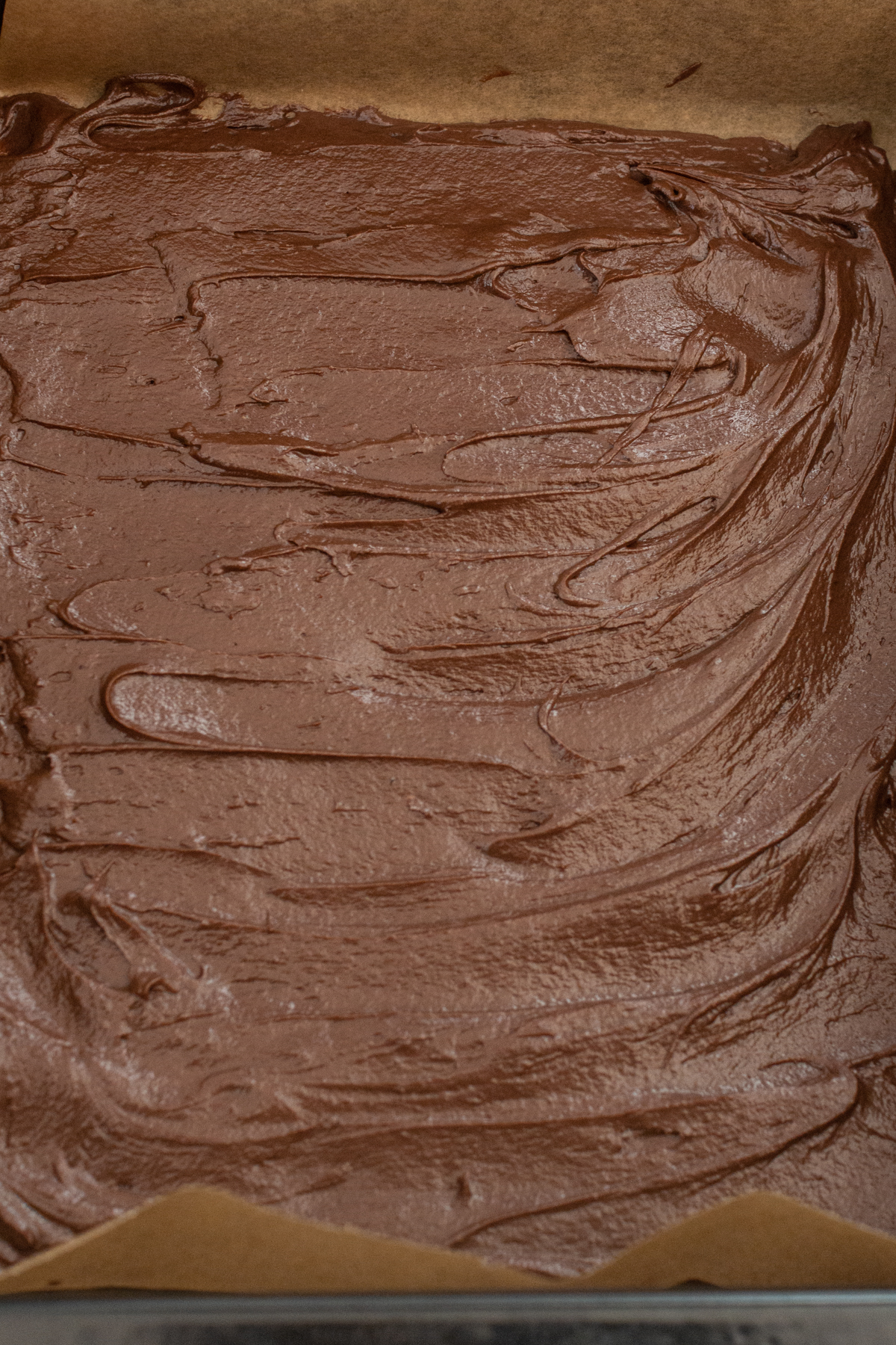Brownie-Teig im vorbereiteten Backblech glatt streichen