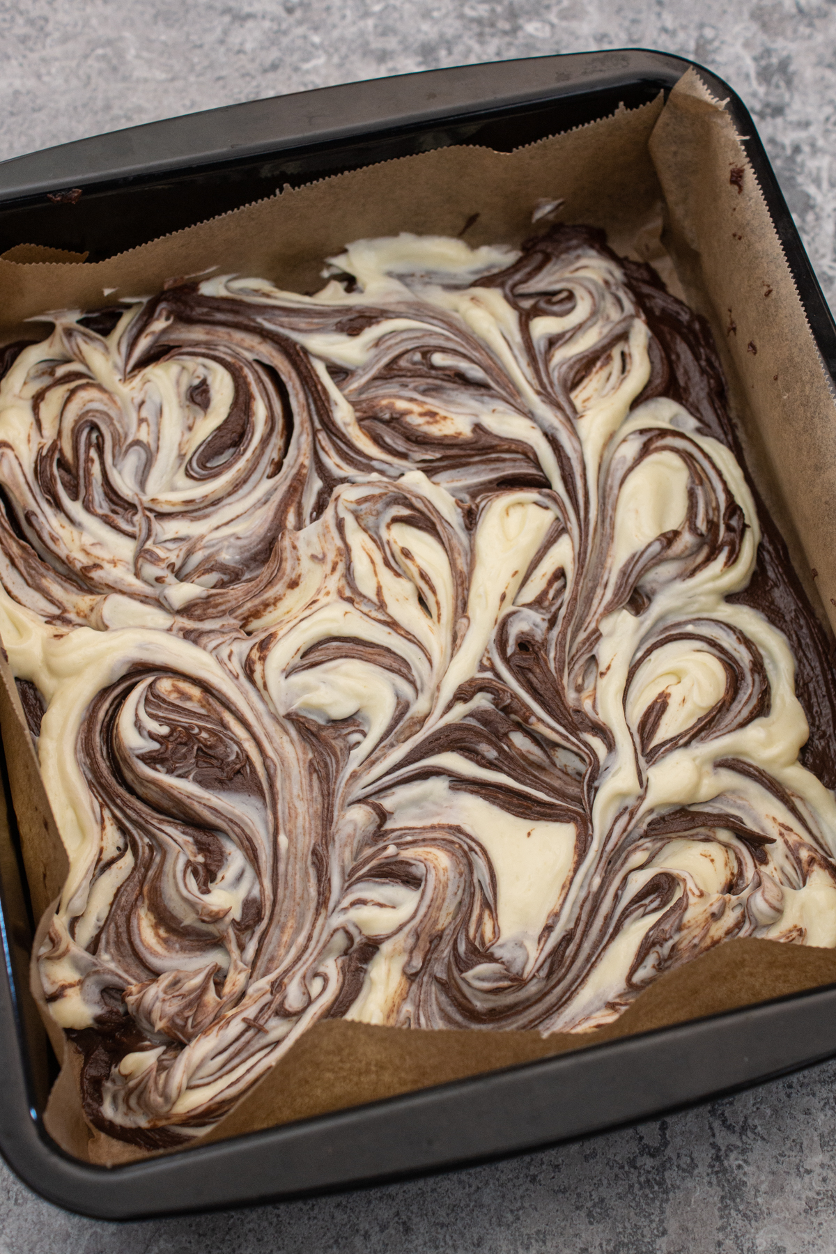 Brownie mit Cheesecake-Masse in der Zubereitung