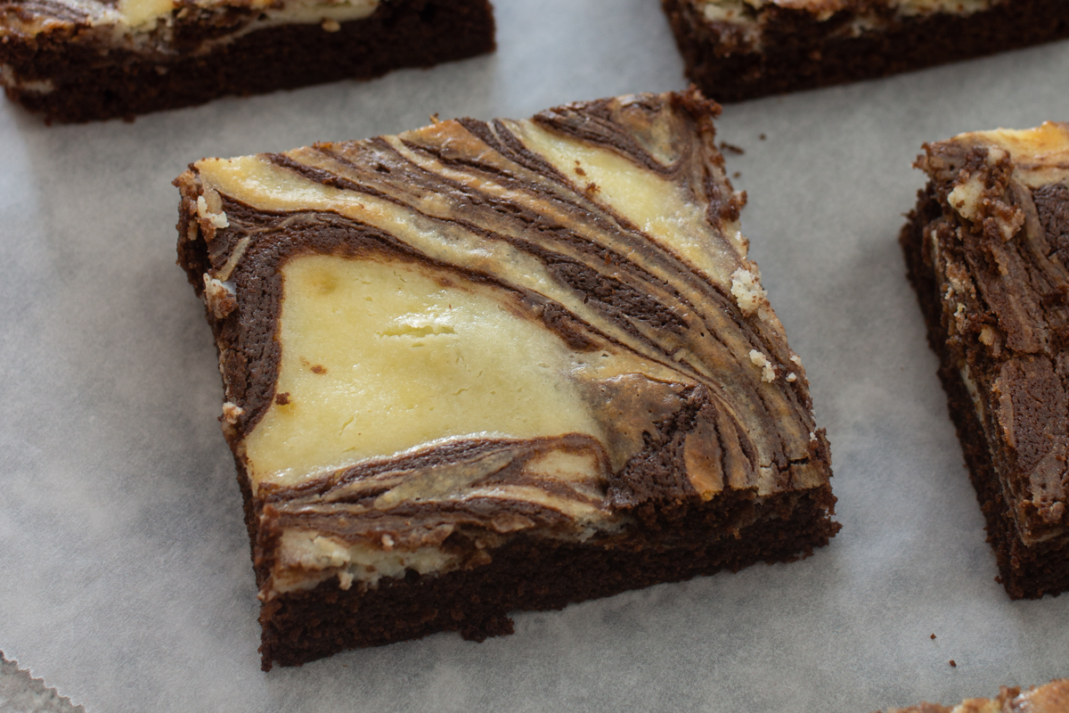 Cheesecake Brownies | Einfaches Blechkuchen-Rezept