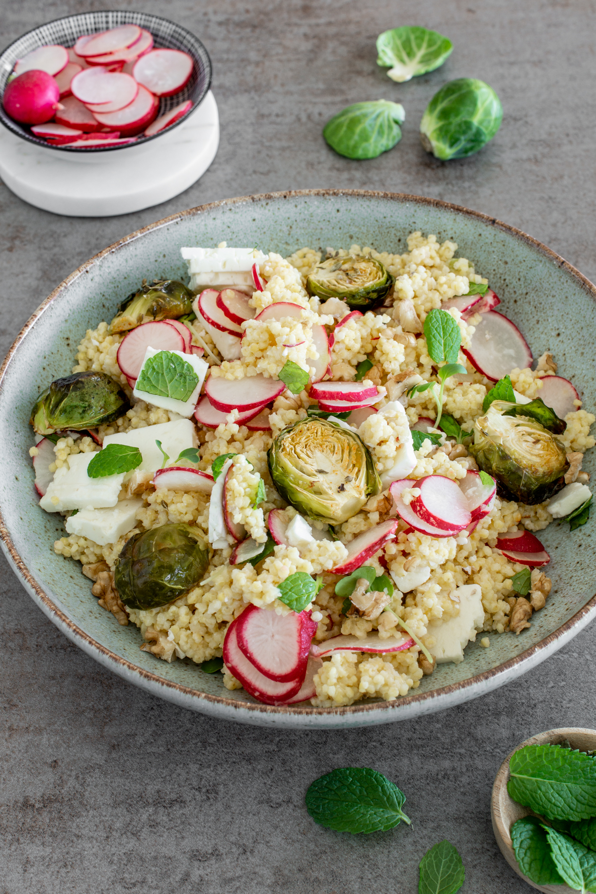 Hirse-Radieschen-Salat mit Rosenkohl vom Blech
