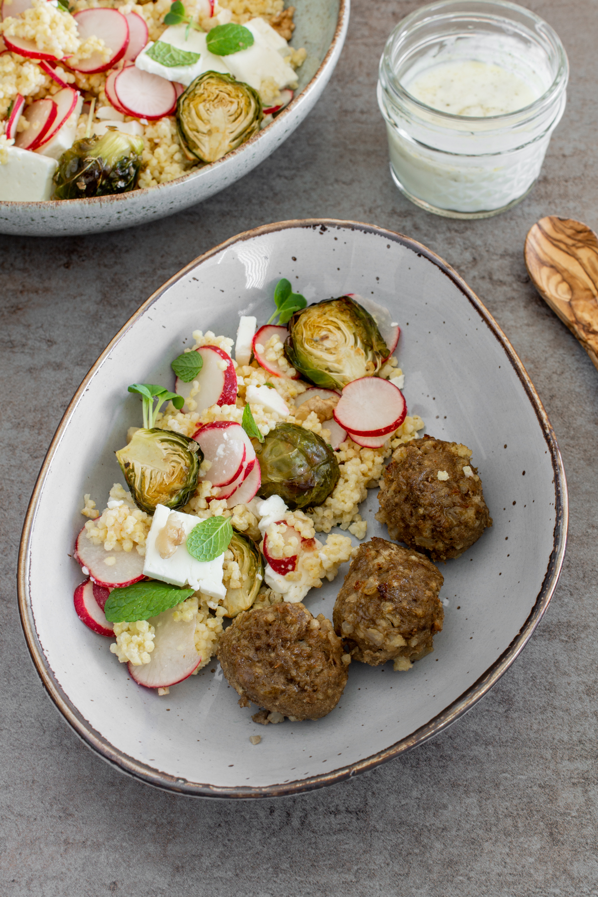 Fleischbällchen mit Hirsesalat