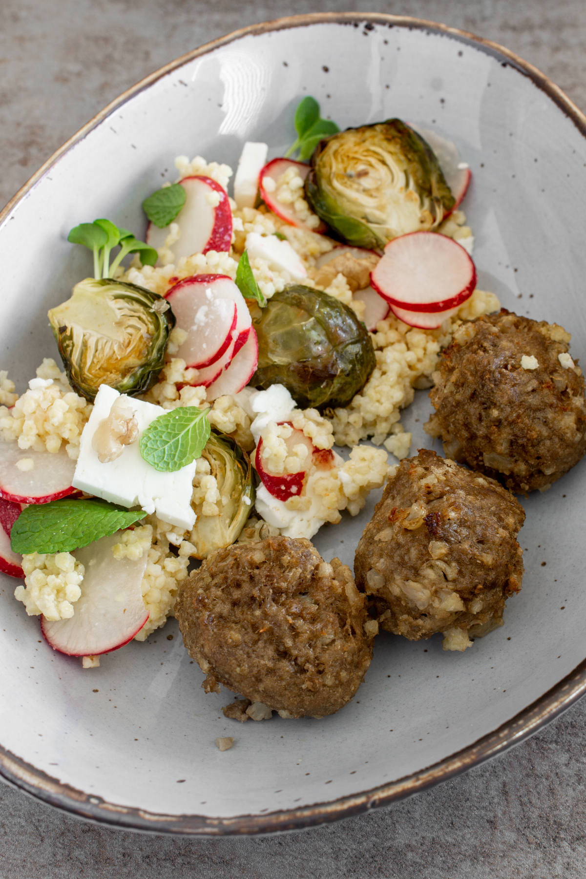 Fleisch-Gemüsebällchen mit Hirsesalat