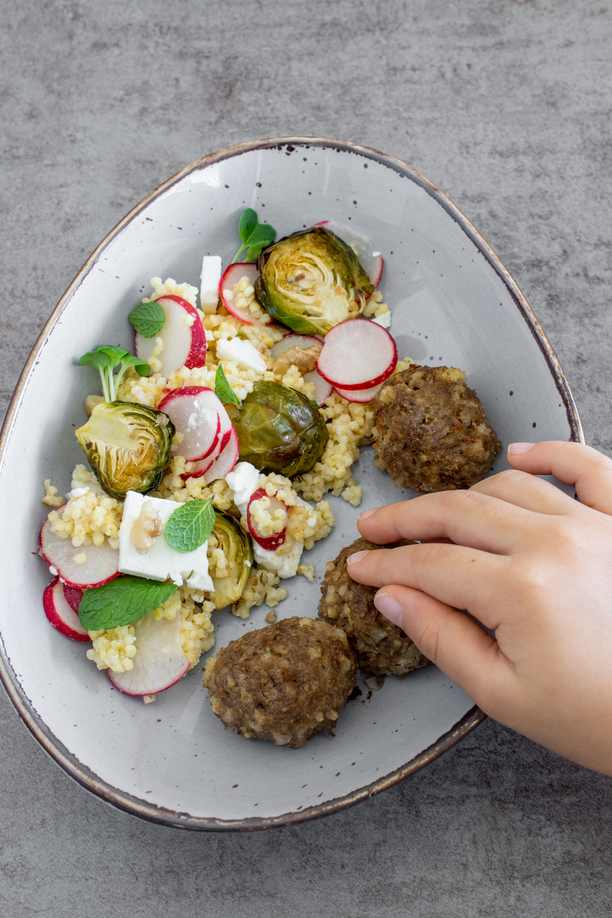 Perfekt für Kinder: Hirse-Radieschen-Salat mit Fleisch-Gemüsebällchen