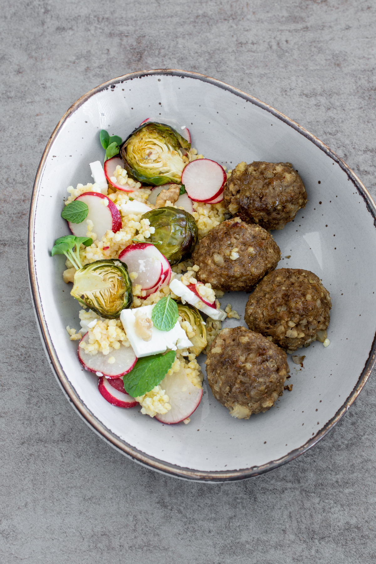 Hirsesalat mit Radieschen und Fleischbällchen