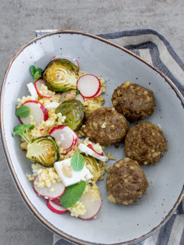 Hirse-Radieschen-Salat mit Fleischbällchen und Gemüse