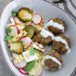 Hirse-Radieschen-Salat mit knusprigem Rosenkohl und Fleischbällchen
