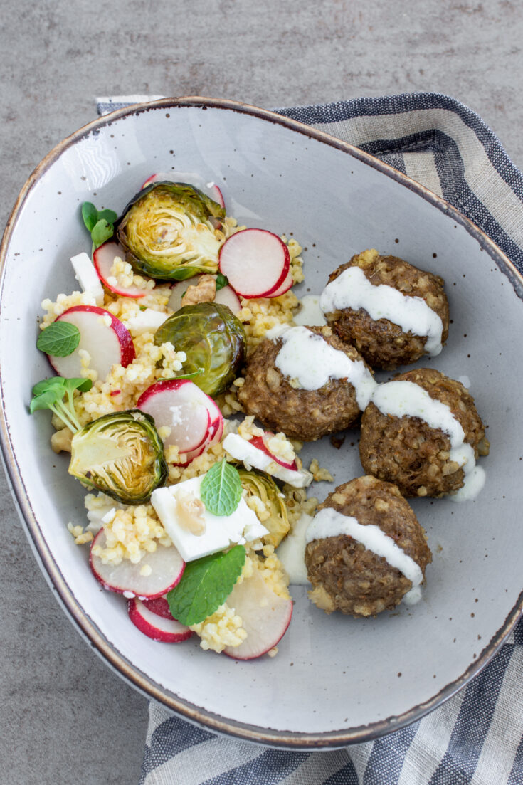 Hirse-Radieschen-Salat mit knusprigem Rosenkohl und Fleischbällchen
