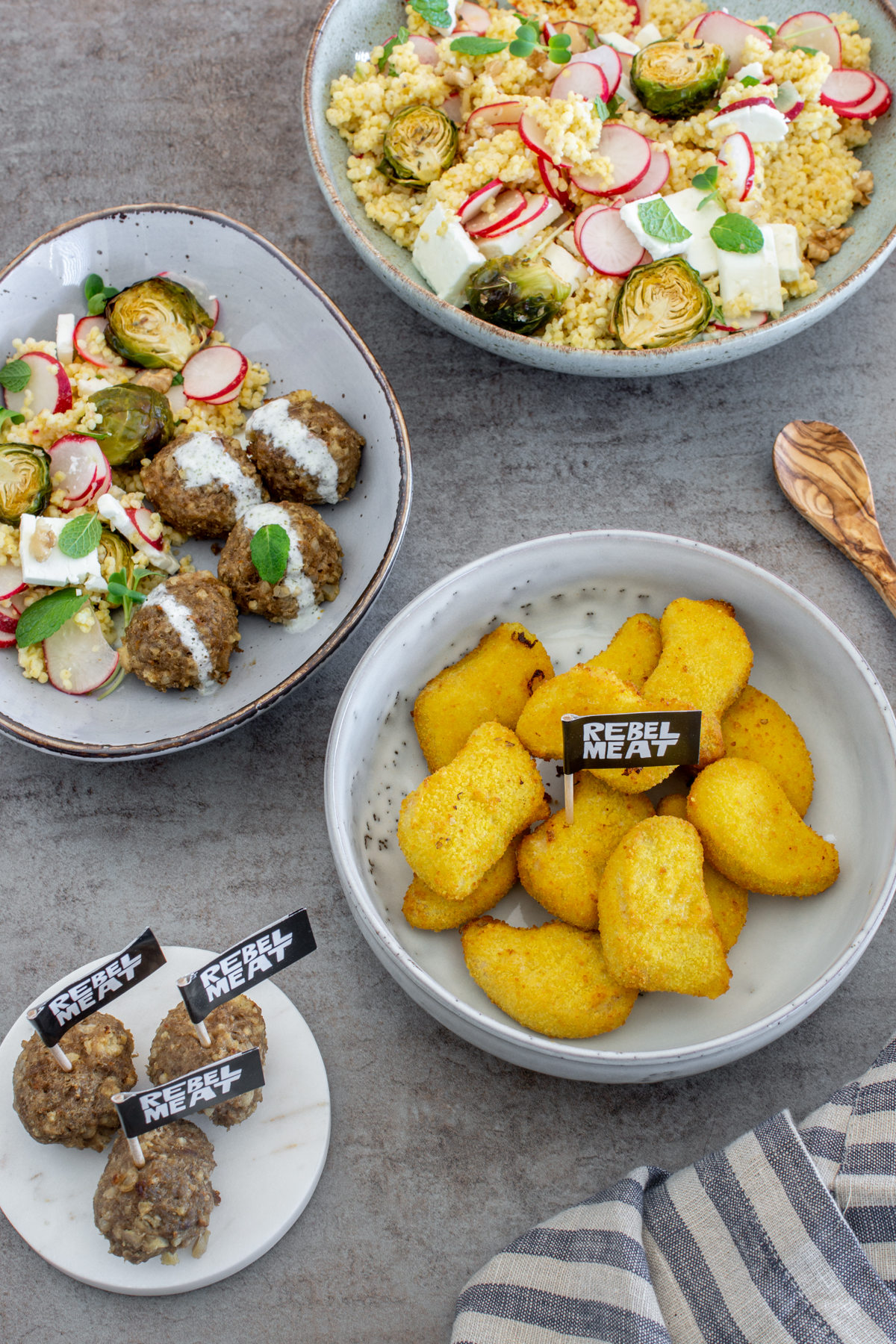 Chicken Nuggets und Fleischbällchen mit Gemüse in Zusammenarbeit mit Rebel Meat