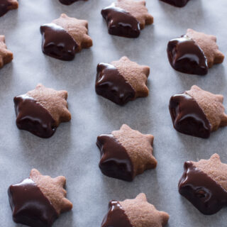 Einfache Weihnachtskekse | Schoko-Sterne aus Mürbteig
