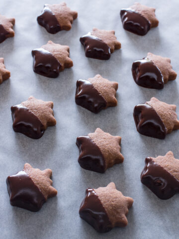 Einfache Weihnachtskekse | Schoko-Sterne aus Mürbteig