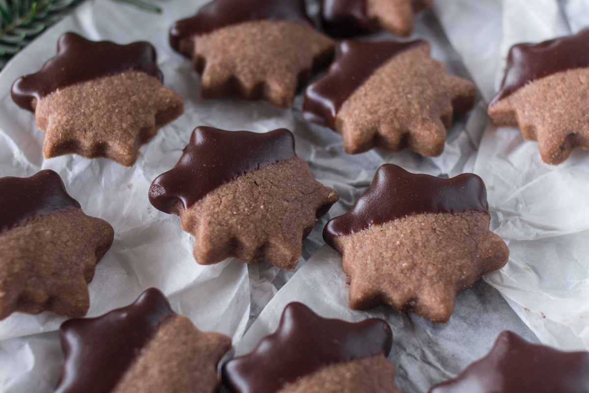 Einfache Weihnachtskekse mit Schokolade | Schoko-Sterne aus Mürbteig