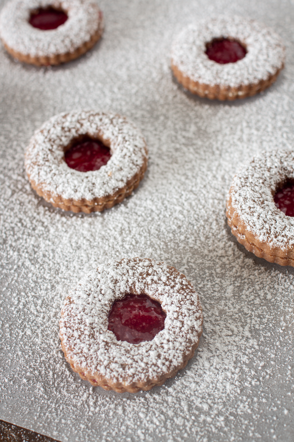 Schoko-Linzer mit Marmelade und Staubzucker