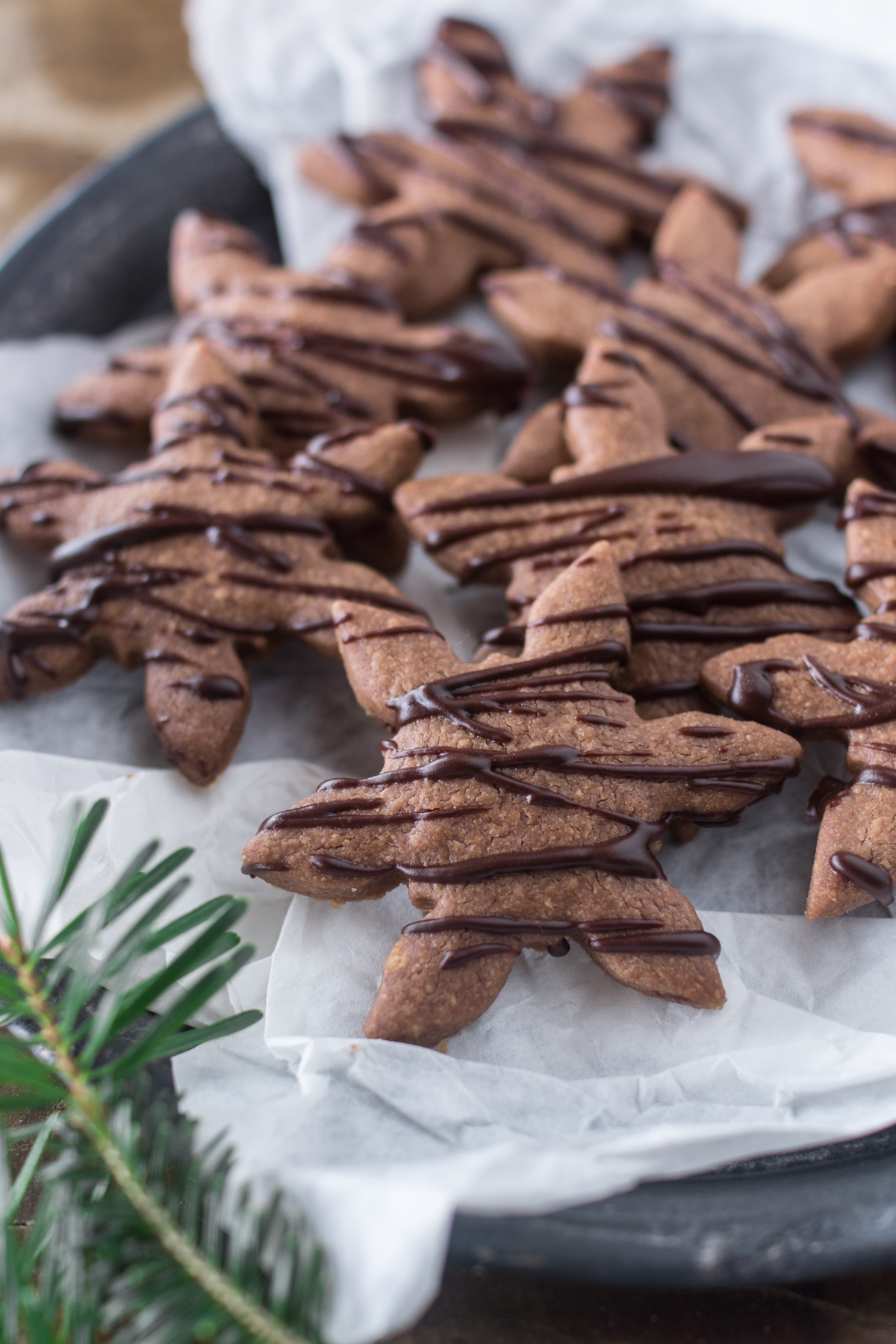 Schokosterne mit Schokoglasur | Weihnachtskekse aus Schoko-Mürbteig