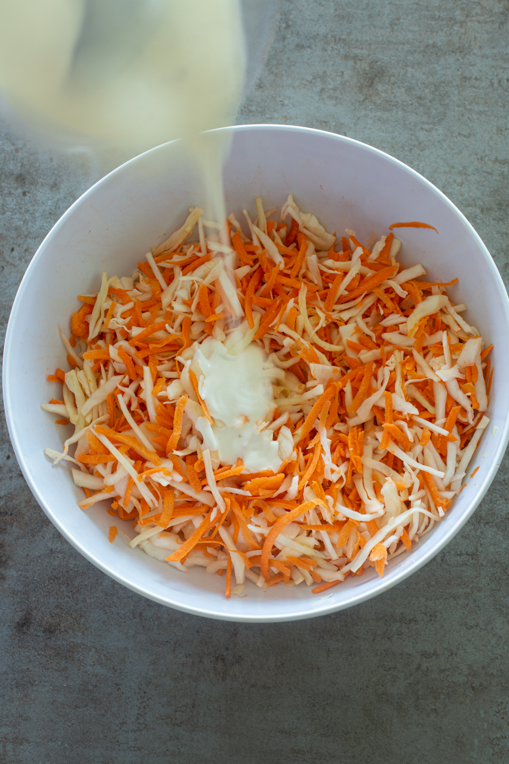 Krautsalat mit Karotten zubereiten