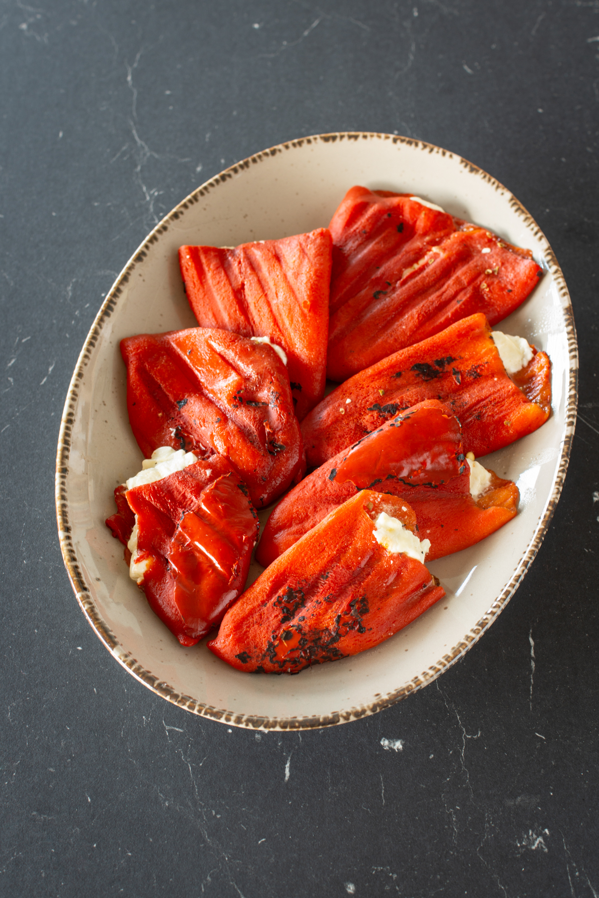 Leckere Antipasti - Gefüllte Grillpaprika mit Schafskäse
