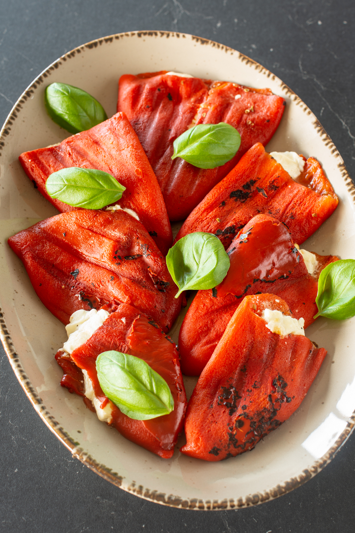 Leckere mediterrane Antipasti - Eingelegte Röstpaprika gefüllt mit Feta