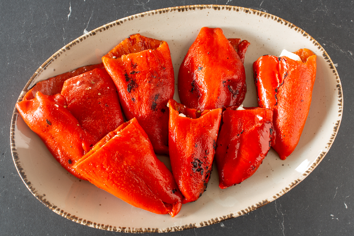 Geröstete Grillpaprika mit Feta füllen