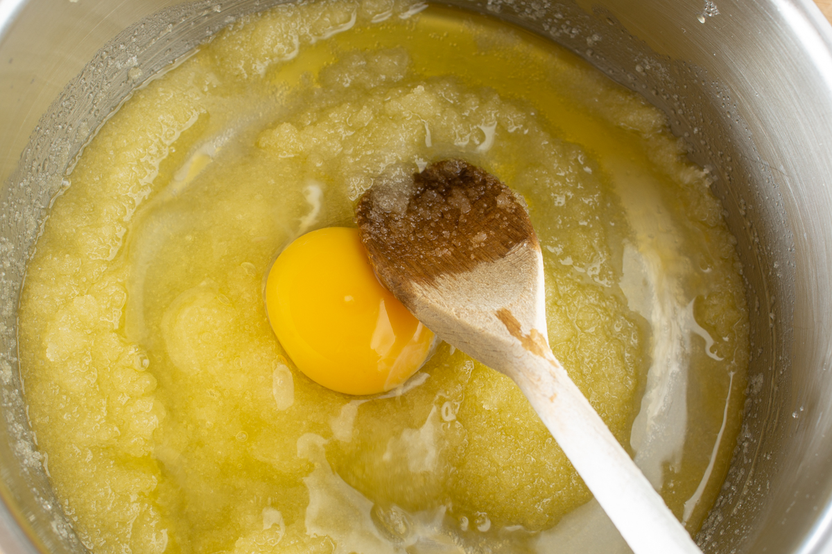 Eier mit dem Kochlöffel unterrühren | Mandelkuchen ohne Mehl