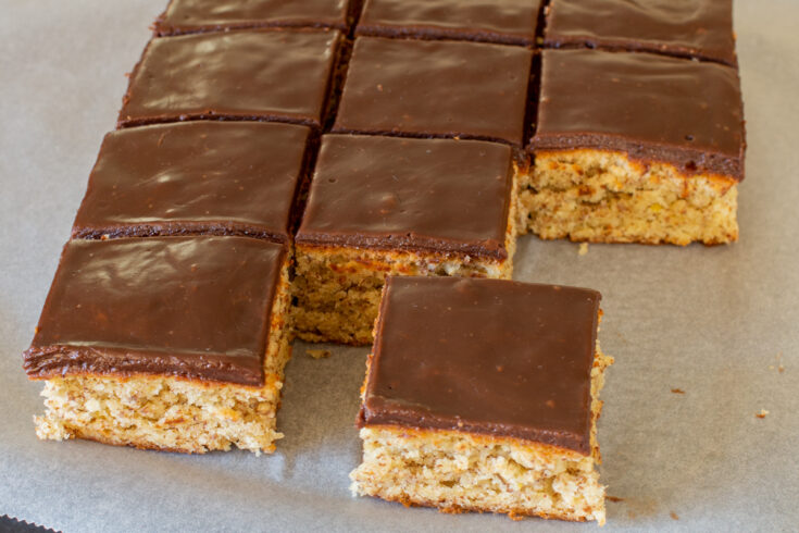 Leckerer Mandelkuchen mit Schokoladenglasur
