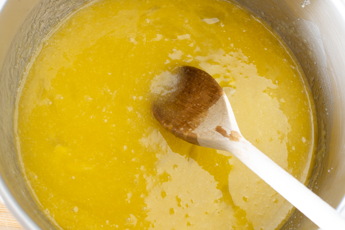 Mandelkuchen ohne Mehl, Eier und Zucker verrühren