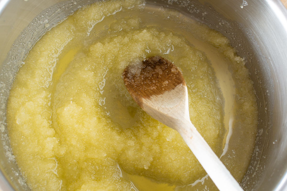 Mandelkuchen zubereiten; Zutaten mit dem Kochlöffel verrühren