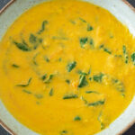 Einfache Karottensuppe mit Kokosmilch und Spinat