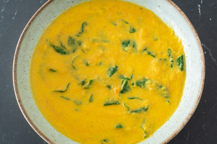 Einfache Karottensuppe mit Kokosmilch und Spinat