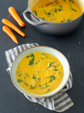 Karottensuppe mit Kokosmilch und Spinat