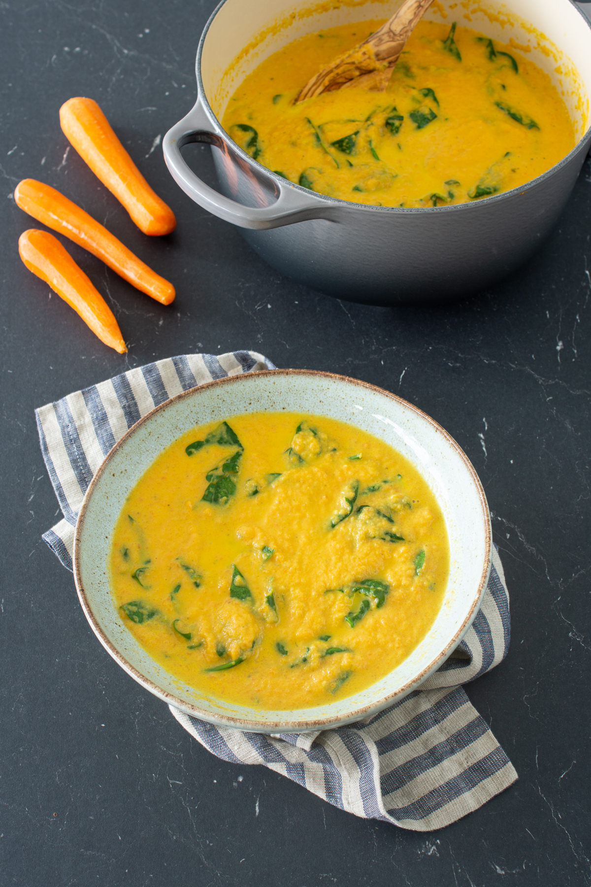 Karottensuppe mit Kokosmilch und Spinat